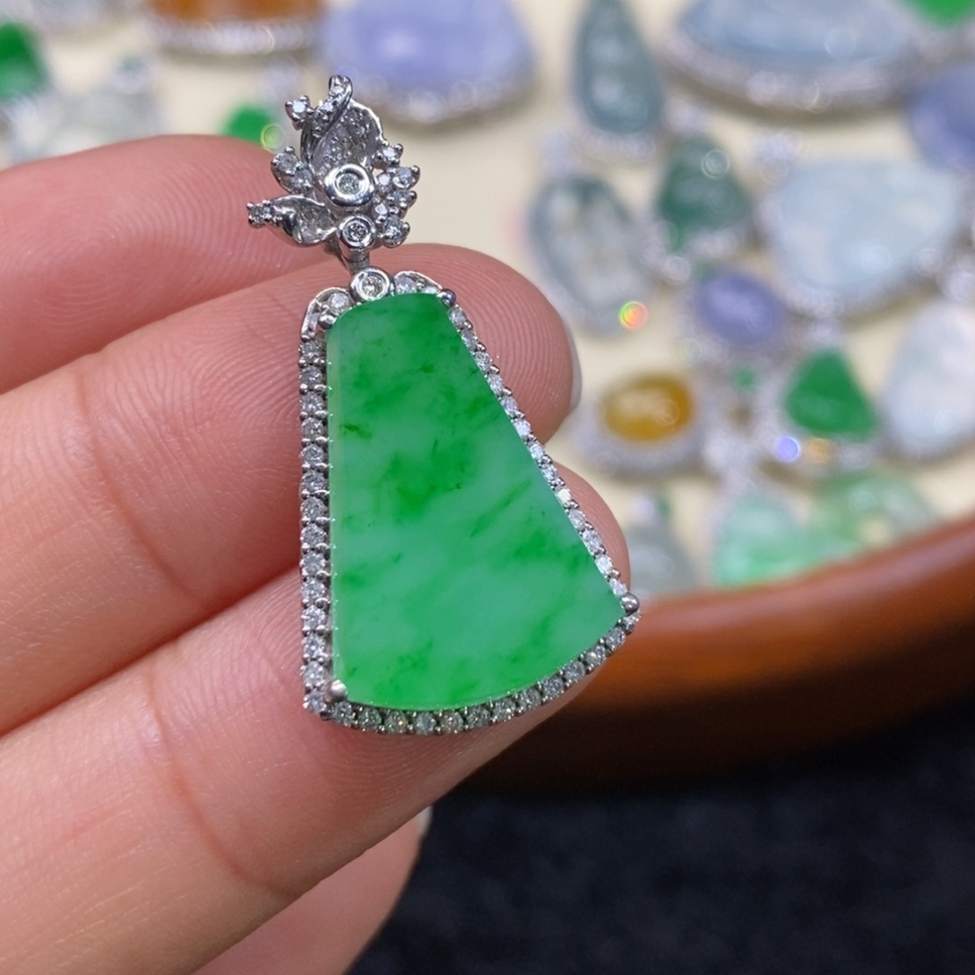 翡翠18K金镶嵌吊坠(赠链)