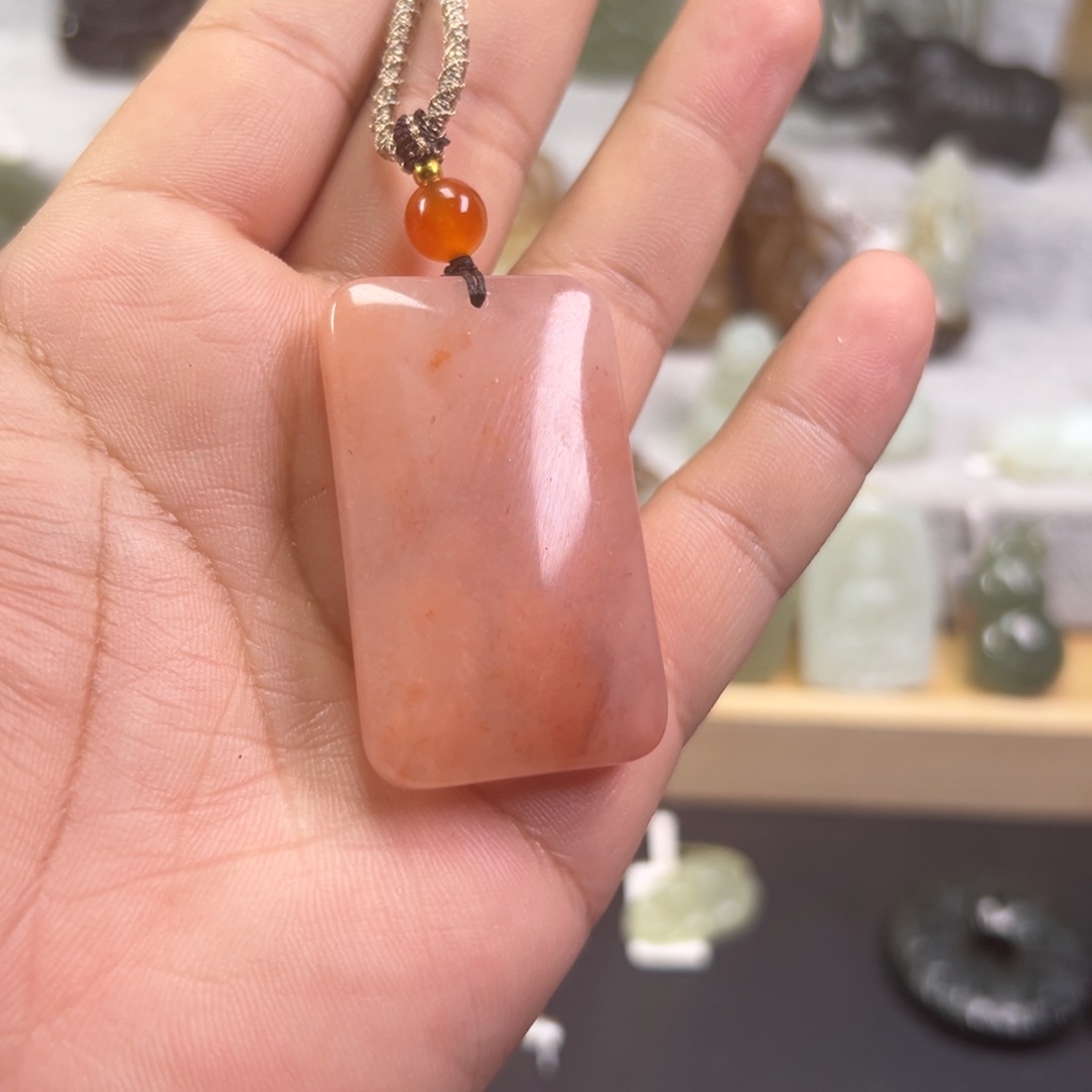 石英质玉（金丝玉）颈饰未镶嵌