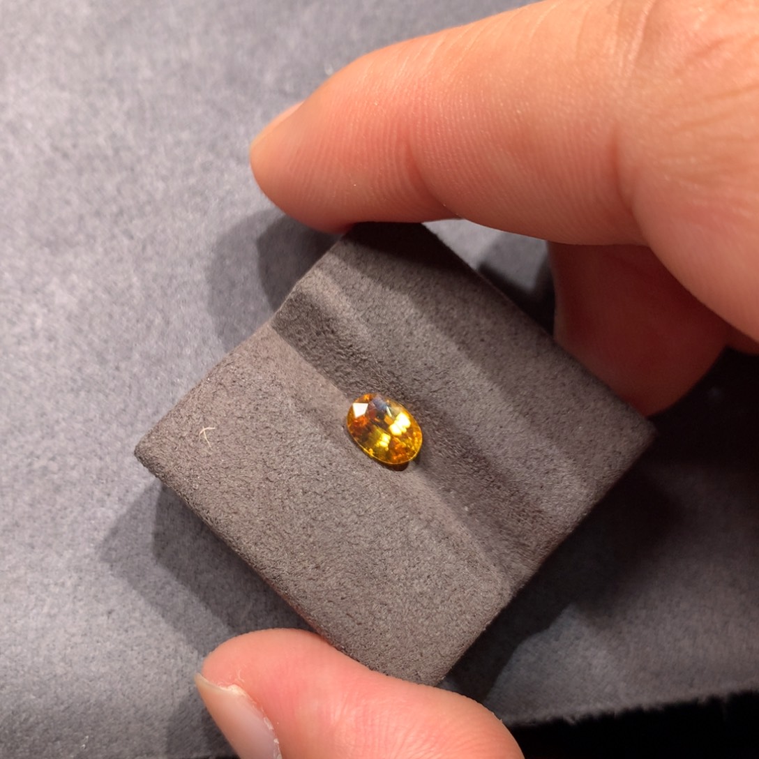 蓝宝石裸石1.07克拉金丝雀