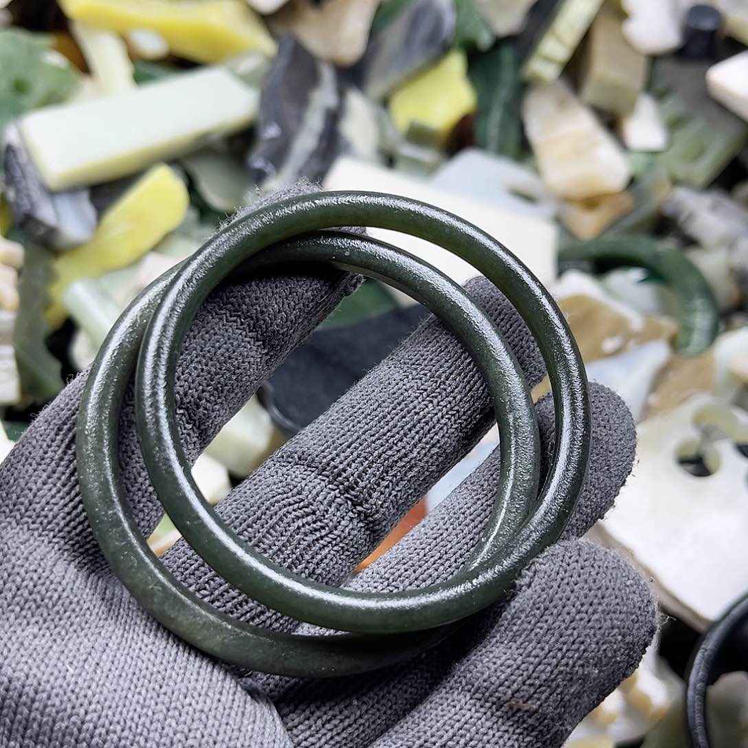 颈饰未镶嵌和田玉人**醒