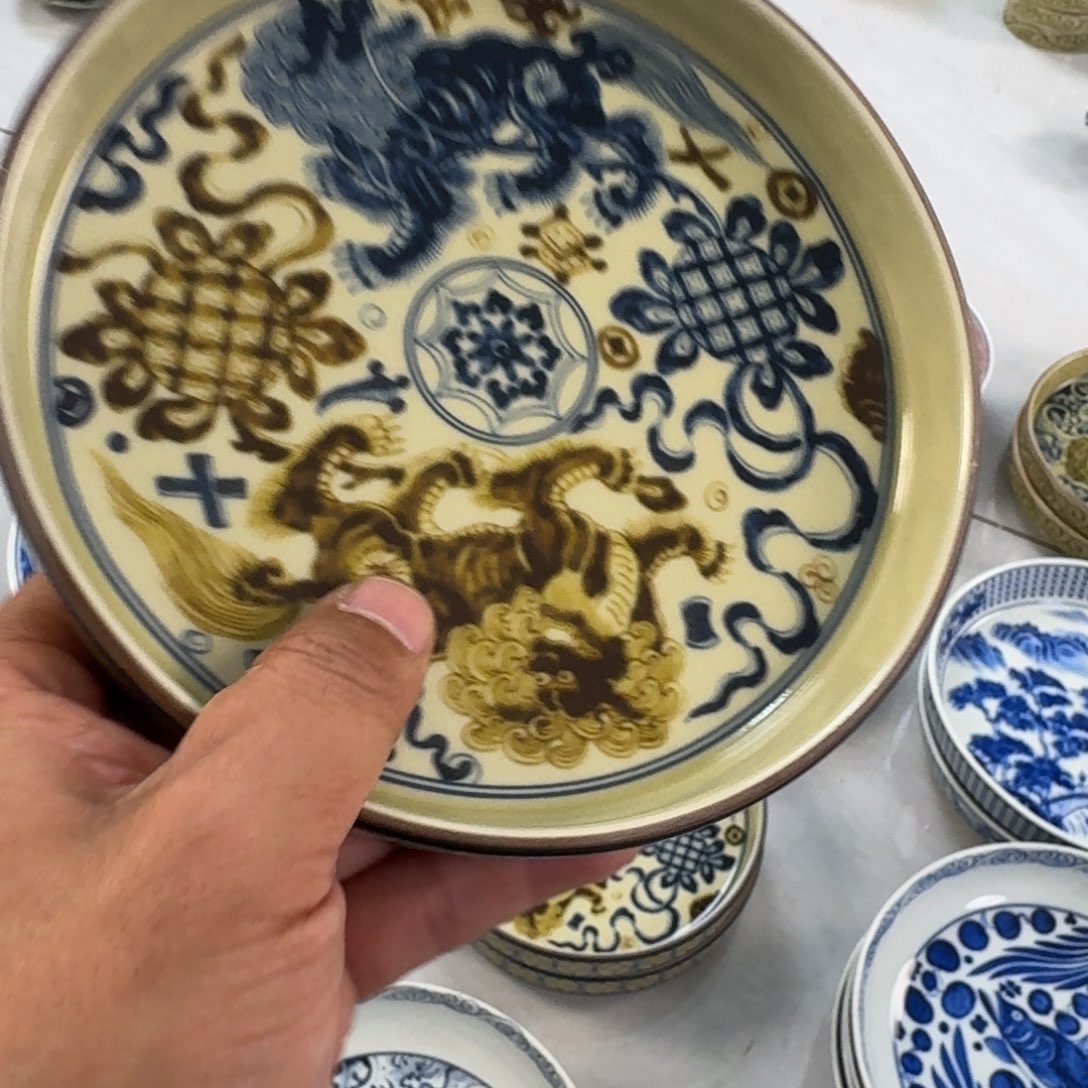 摆件陶釉里金狮子大壶承