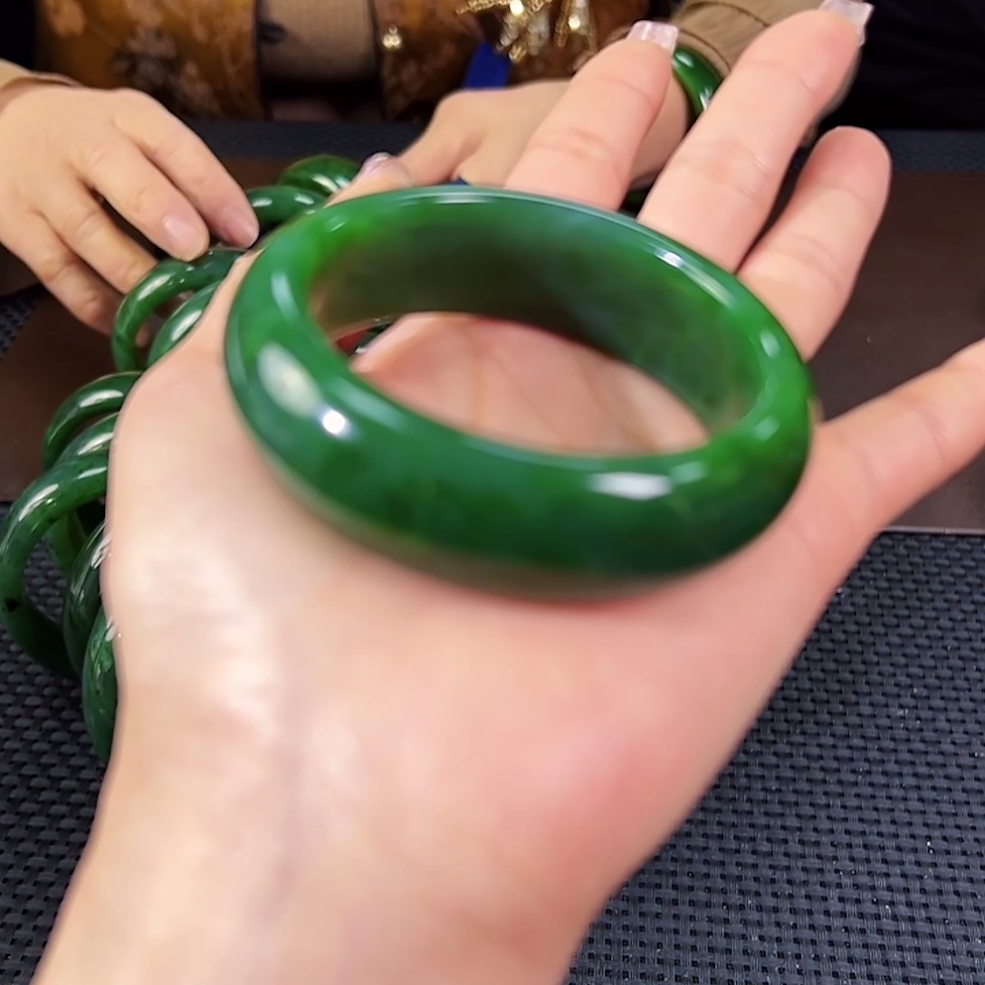 和田玉（碧玉）未镶嵌手镯