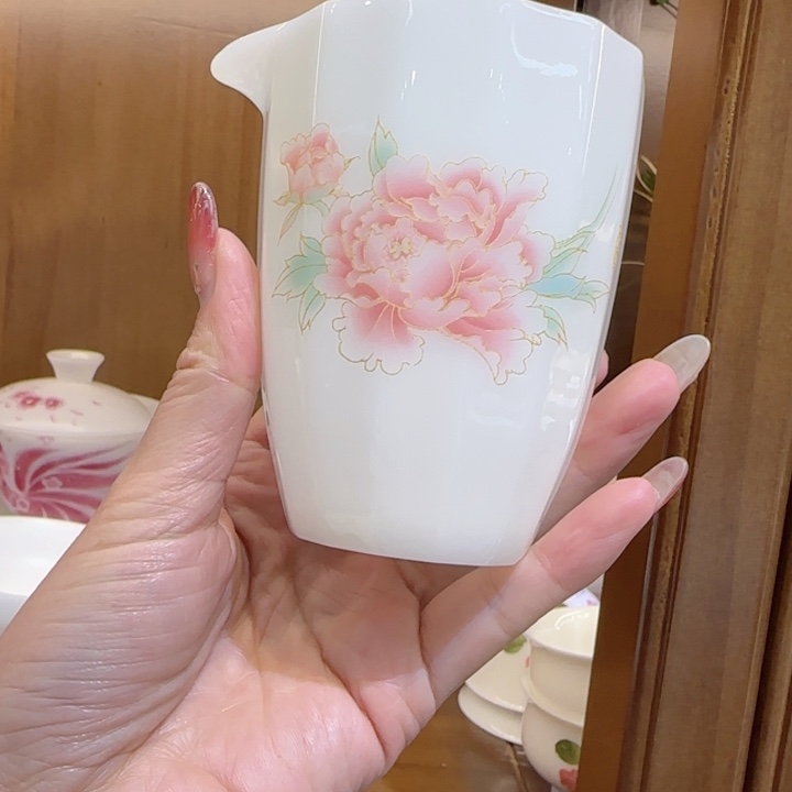 *****茶杯的设计是用小勺子将