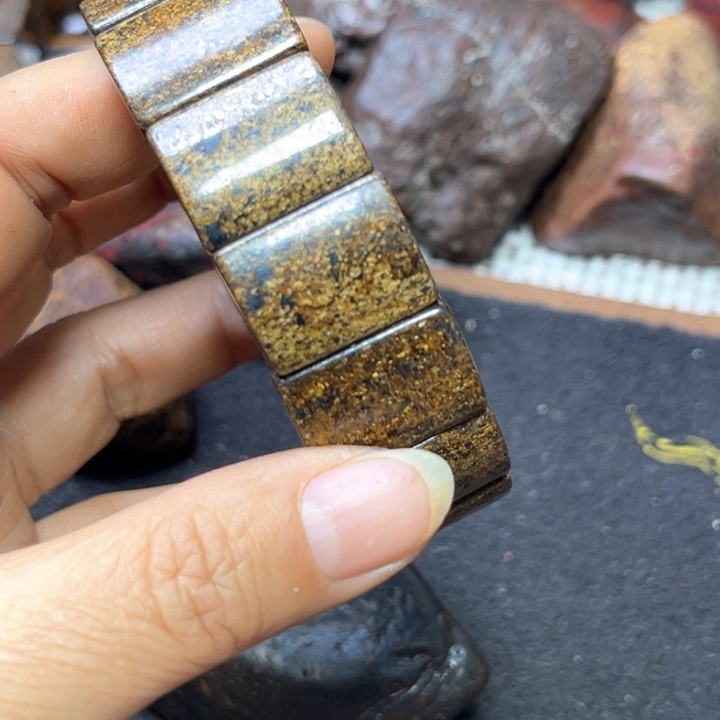 困***着石英石金星排手牌