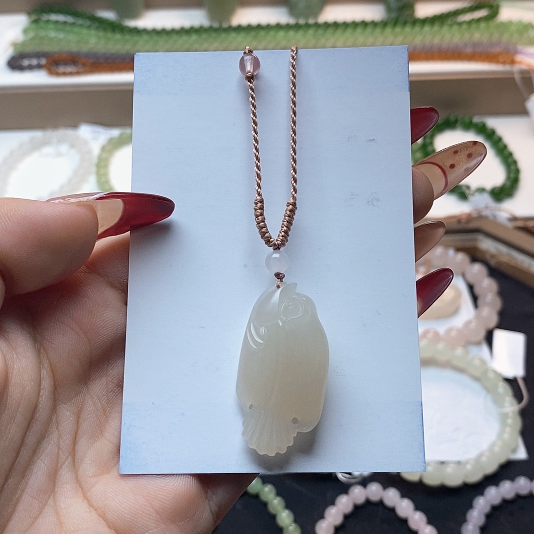 和田玉颈饰未镶嵌藕粉龙鱼