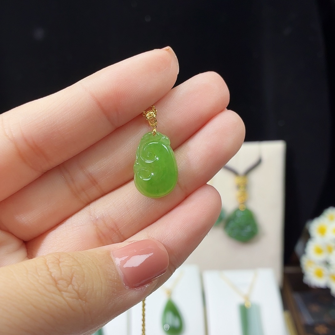 和田玉（碧玉）18K金镶嵌吊坠(赠链)