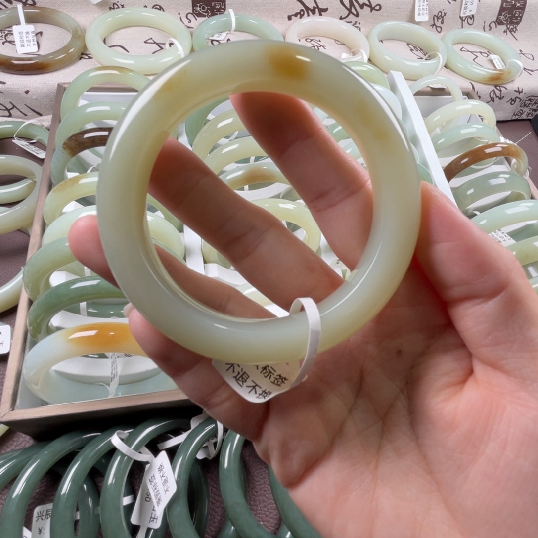 和田玉手镯未镶嵌