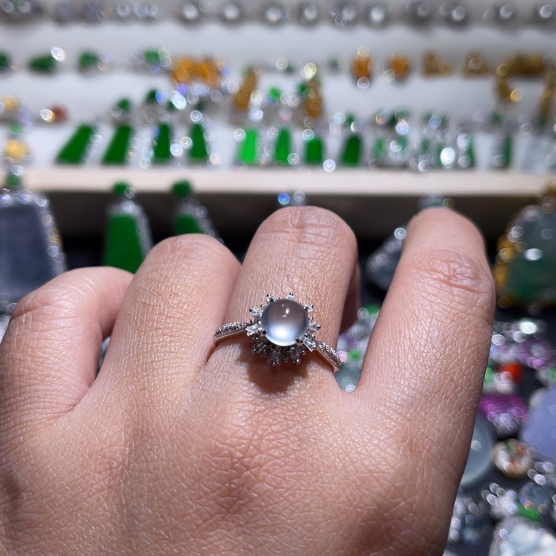 翡翠戒指18K金镶嵌玻璃种冰蛋