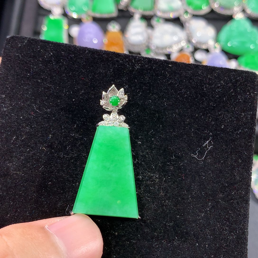 翡翠18K金镶嵌颈饰