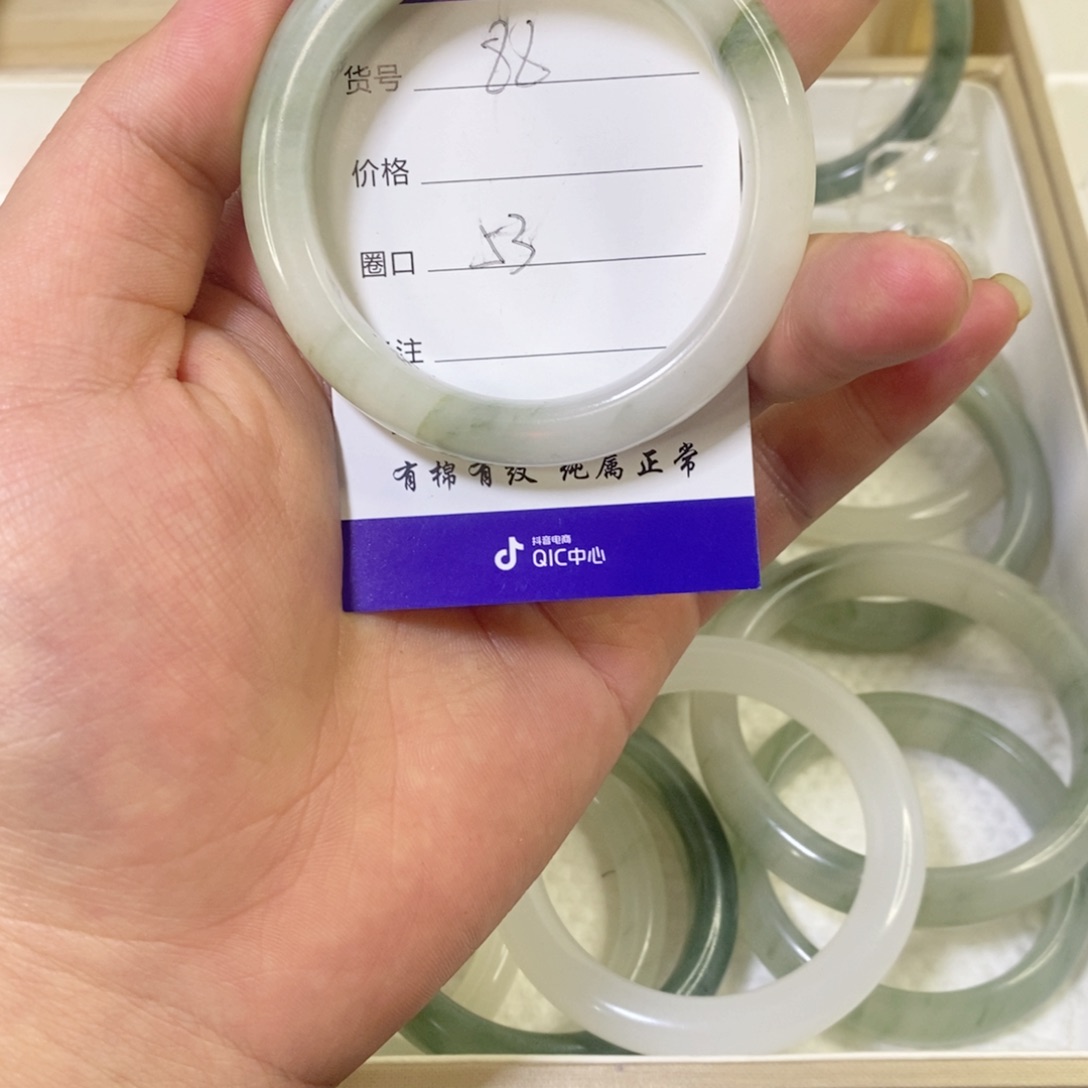 未镶嵌手镯石英质玉