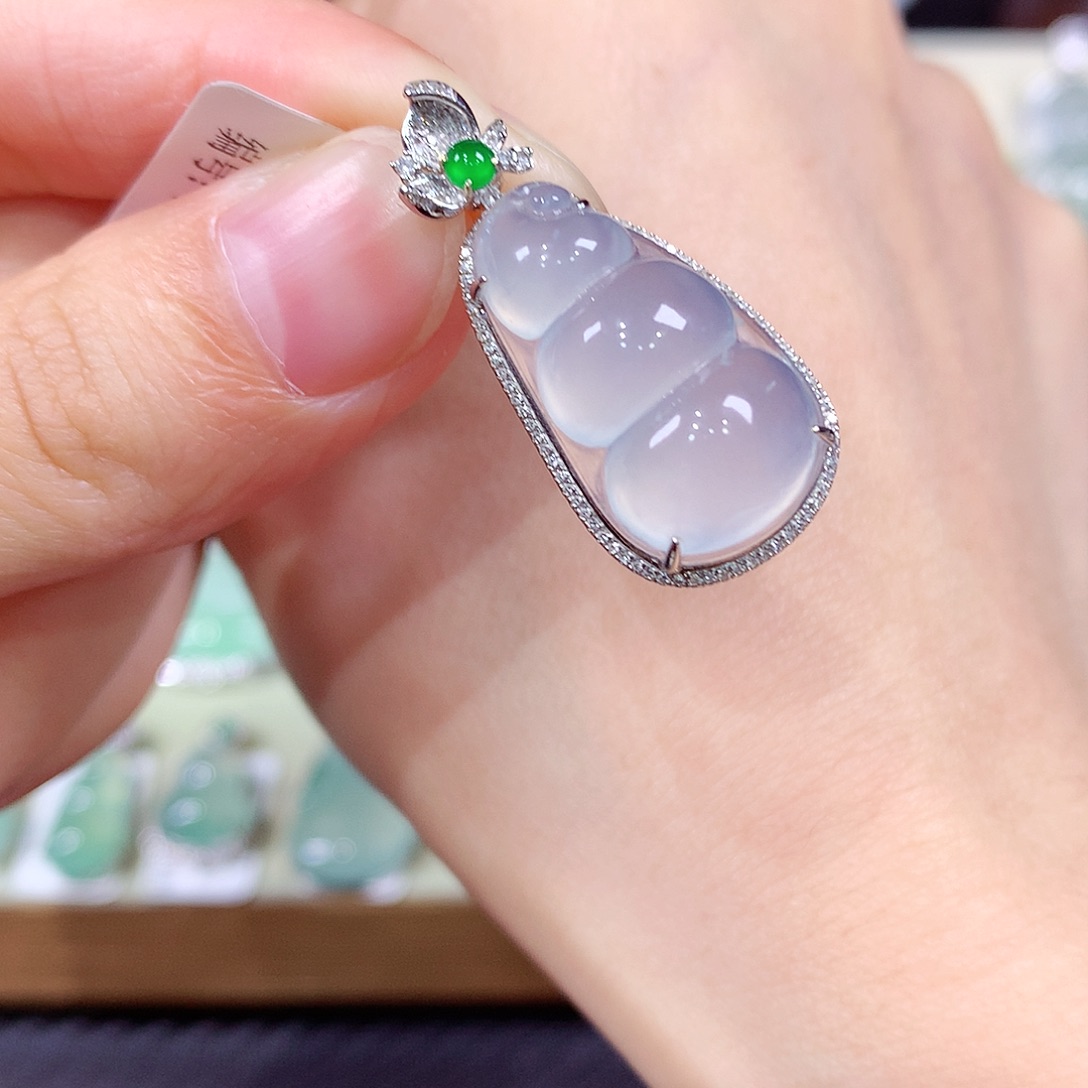 翡翠18K金镶嵌颈饰福豆