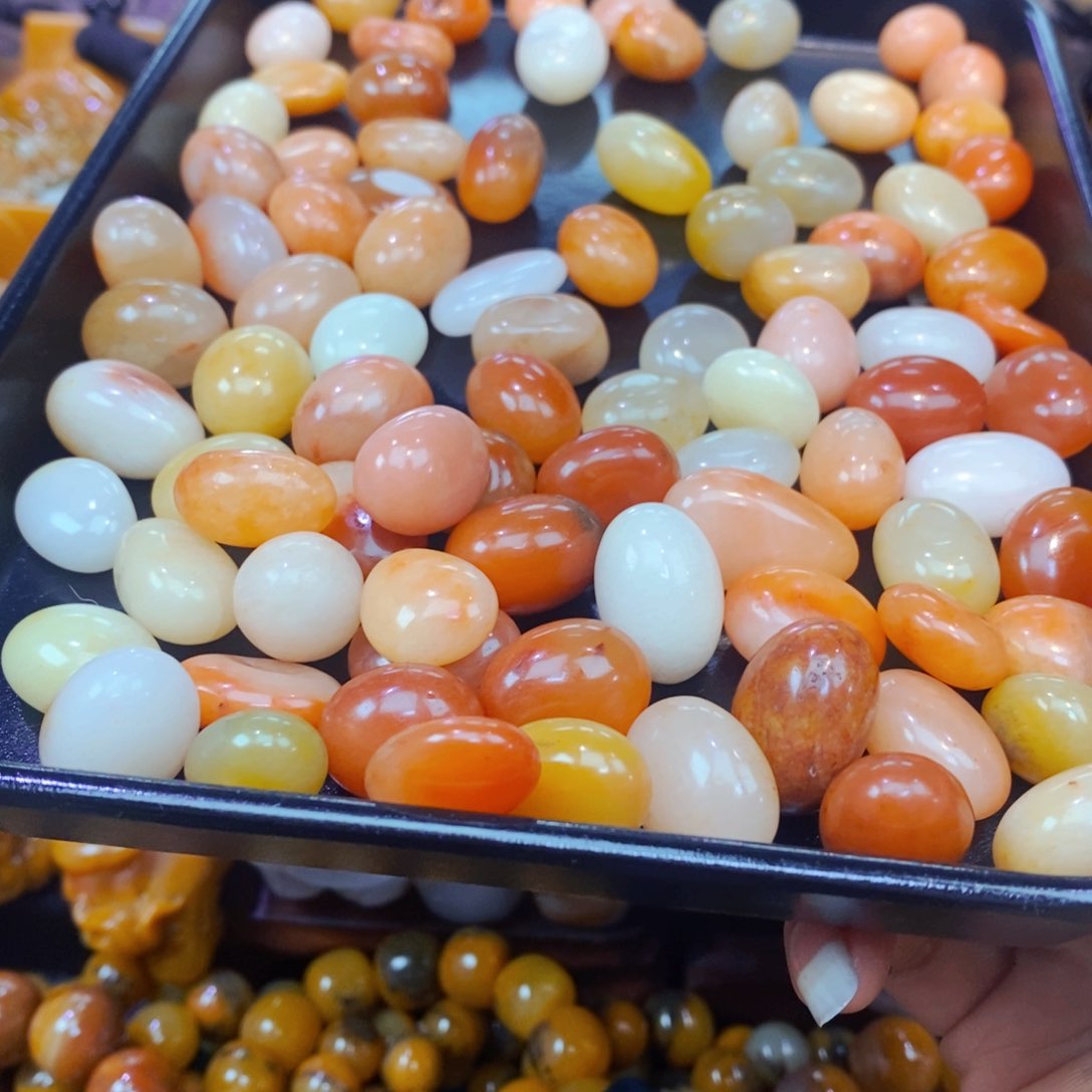 未镶嵌石英质玉（黄龙玉）颈饰