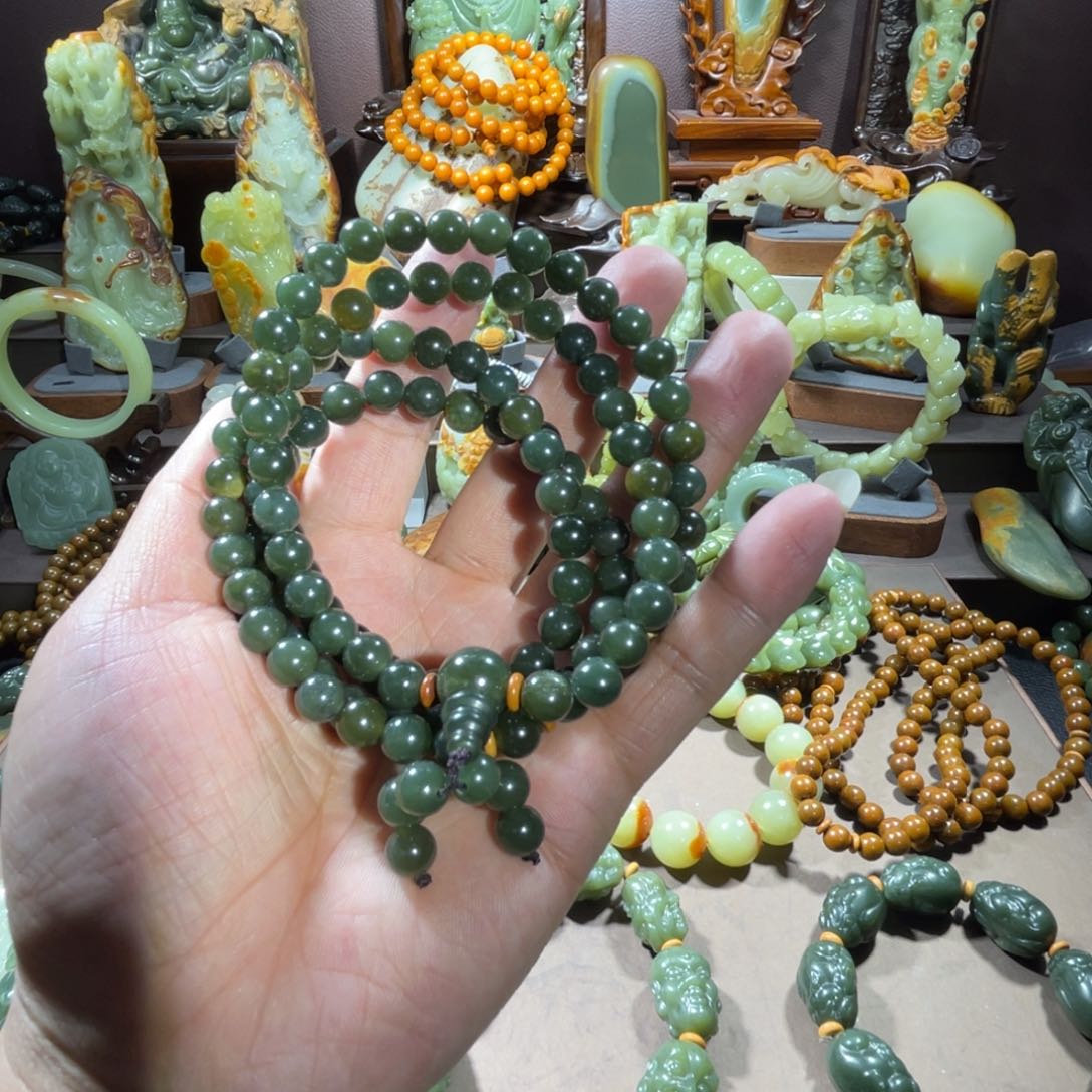 透闪石质玉108卡8绿未镶嵌