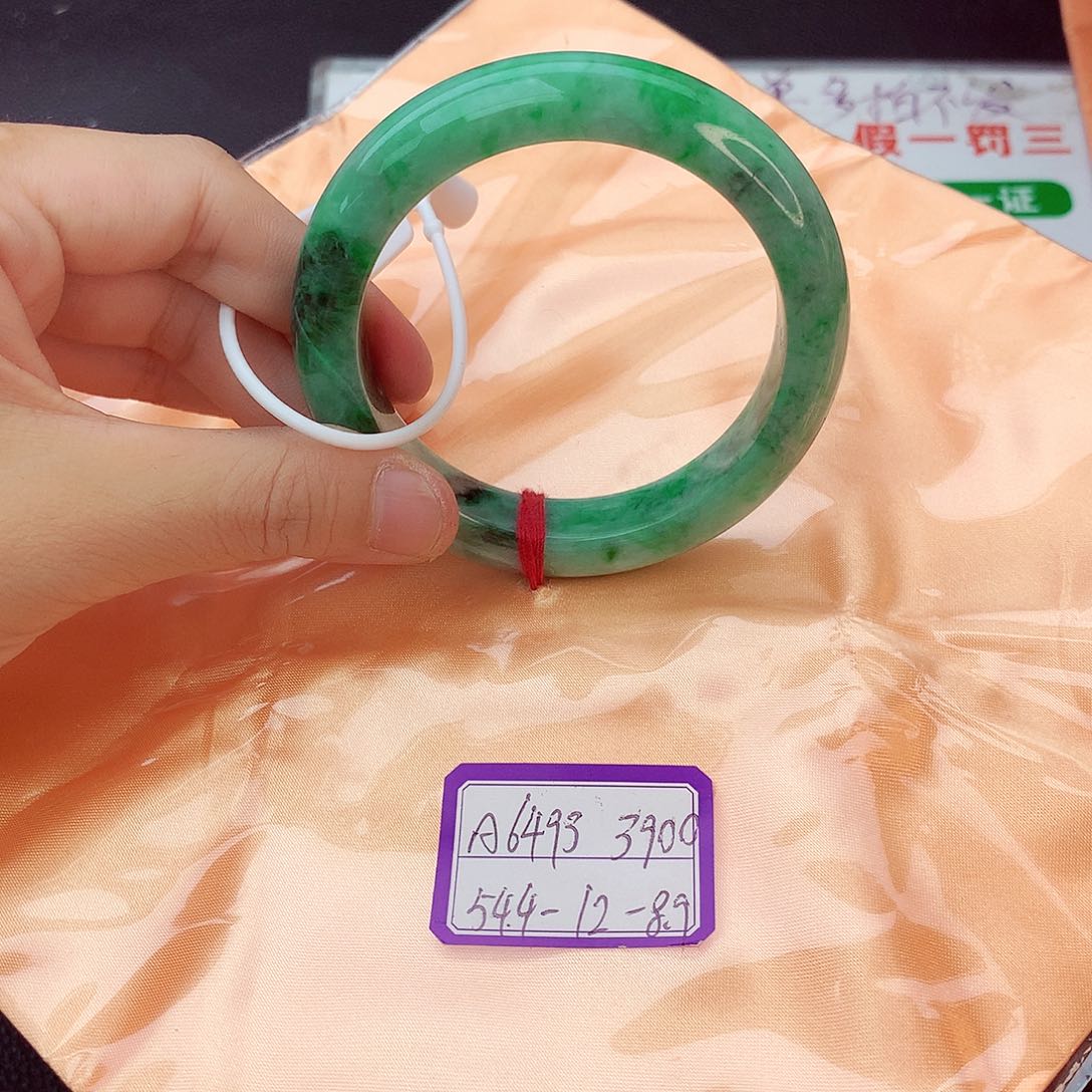翡翠手镯未镶嵌翡翠