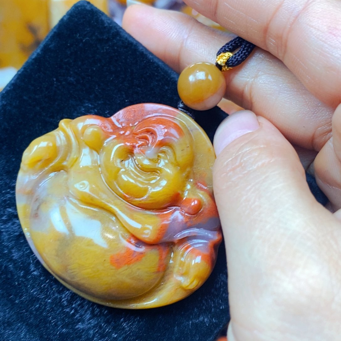 未镶嵌石英质玉（黄龙玉）颈饰