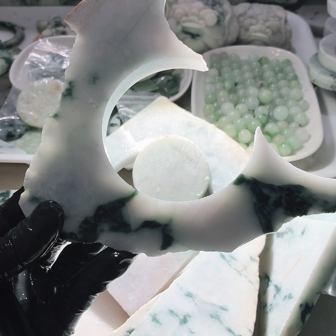 翡翠未镶嵌颈饰边角料