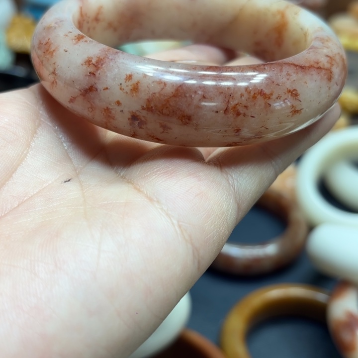 糖***。石英岩玉合金颈饰