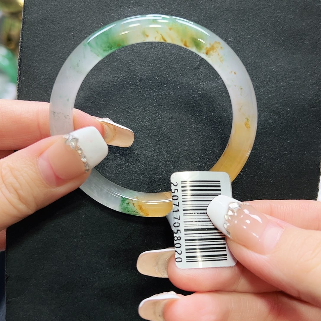 彼***哥石英质玉（非洲翠）未镶嵌手镯