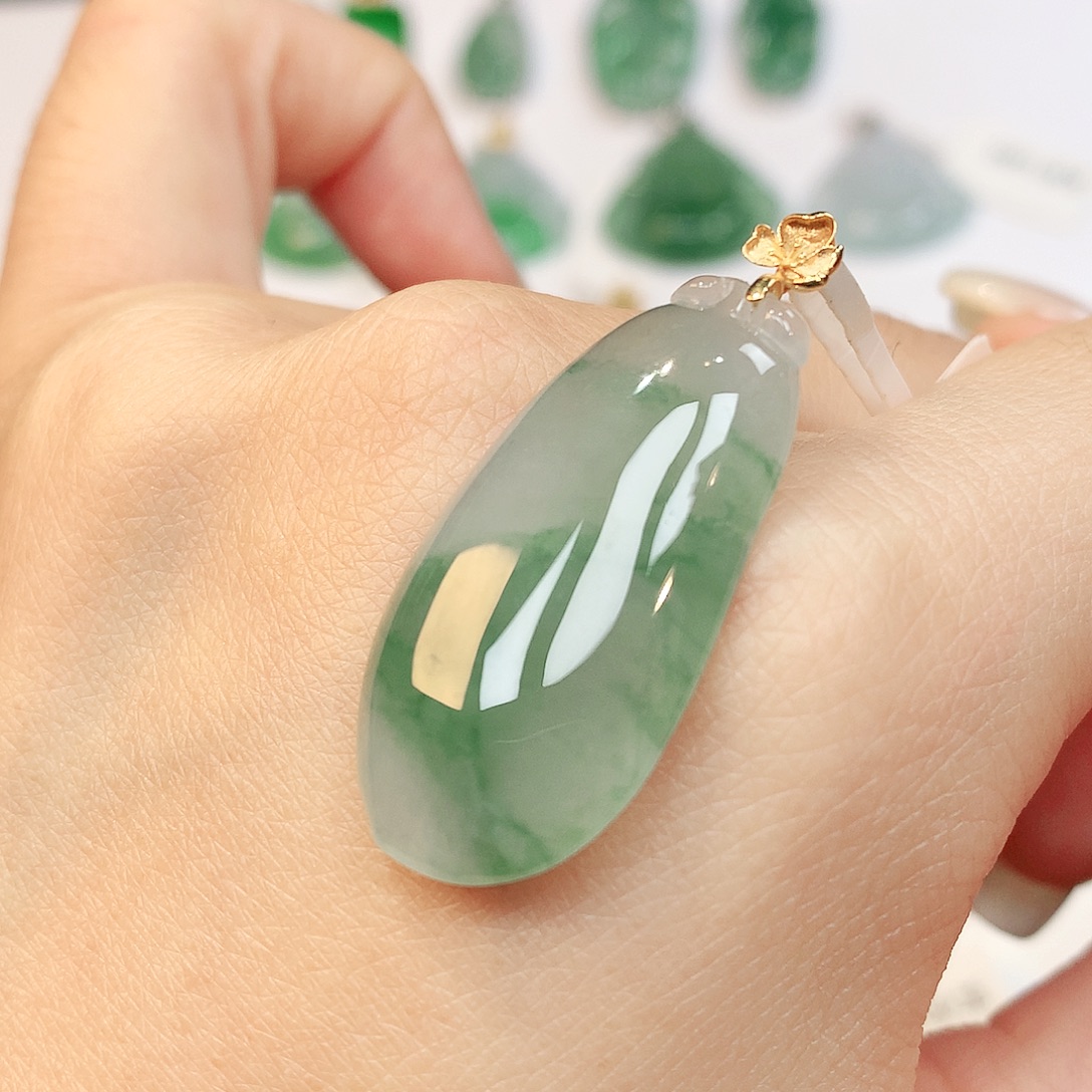 翡翠18K金镶嵌颈饰