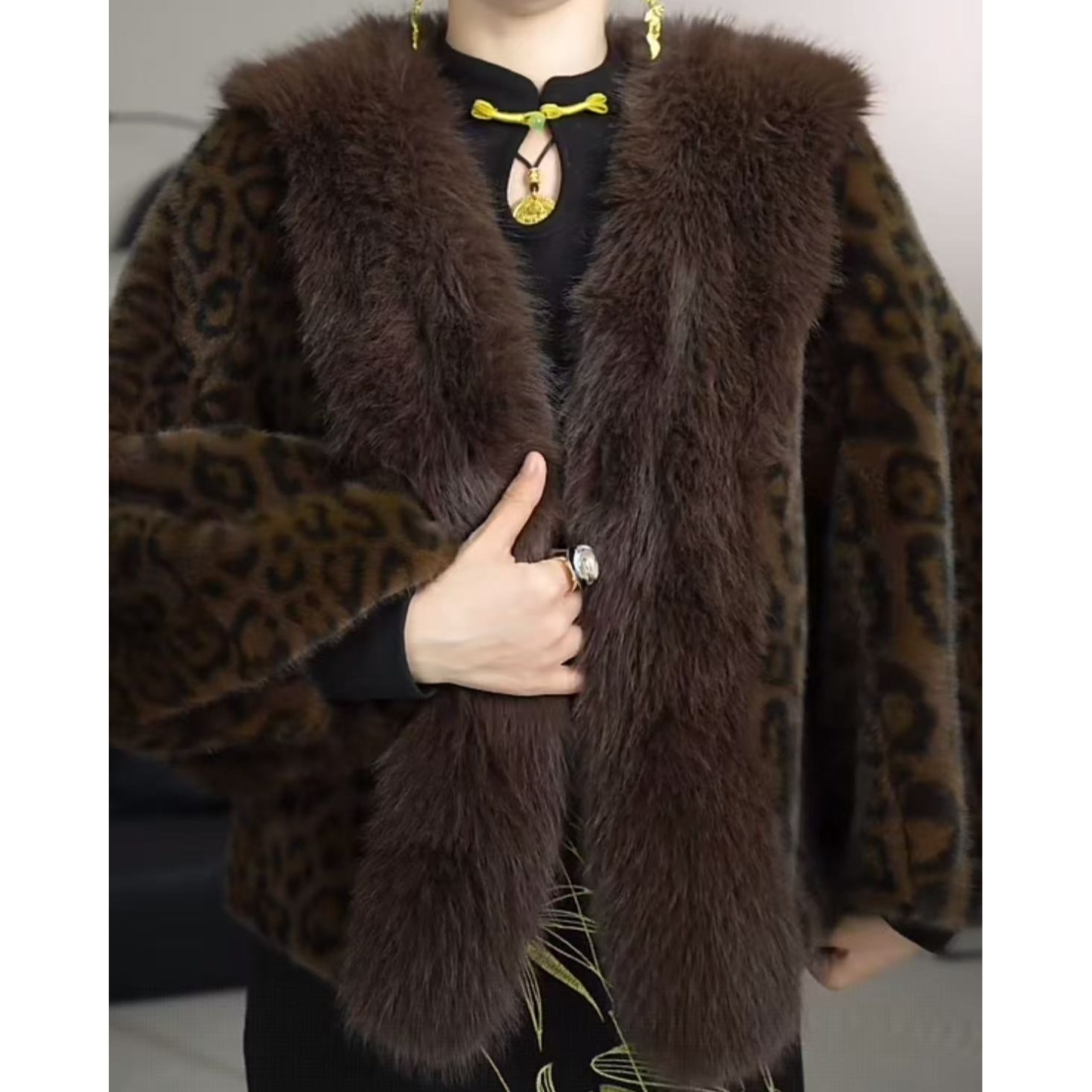 2025年冬季新品发布女士雪兰貂轻奢时尚短款外套百搭样气女装上衣