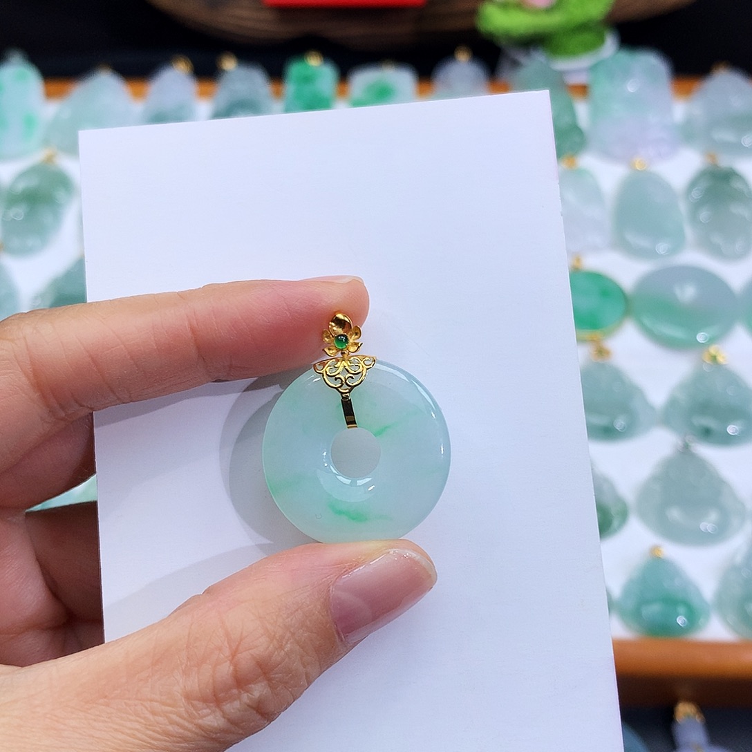 翡翠18K金镶嵌颈饰翡翠吊坠