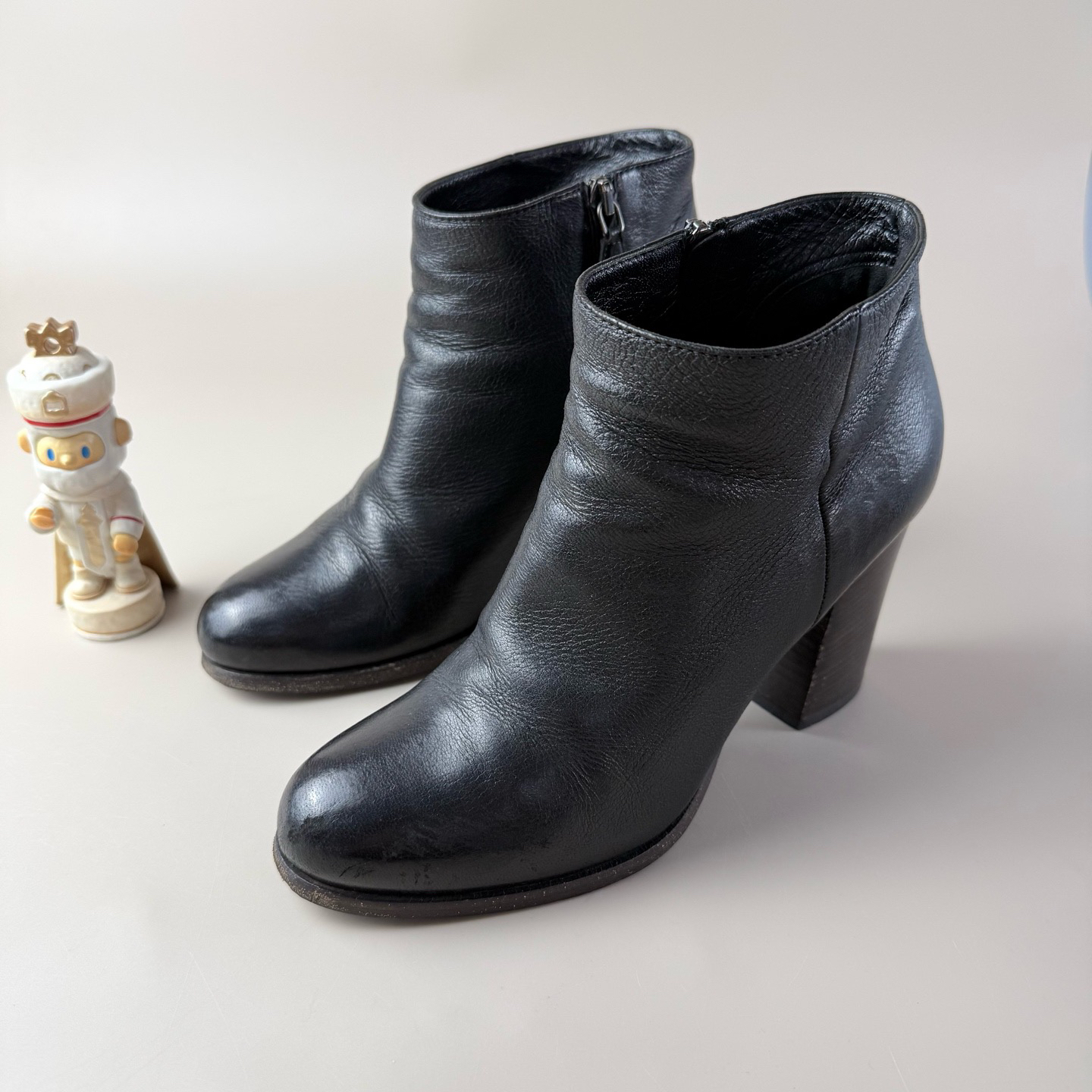 95新 Prada/普拉达 （福利）纯黑拉链高跟短靴 36码 YLP3946