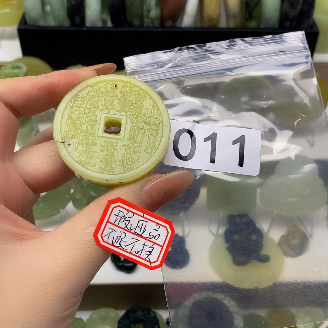 蛇纹石玉颈饰未镶嵌