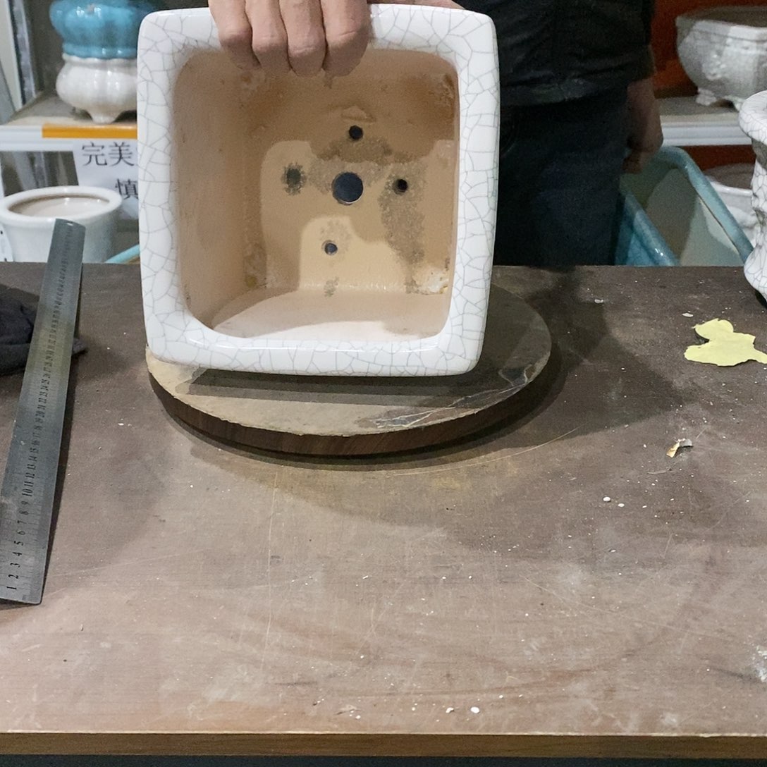 瑕疵花盆里放着一些东西