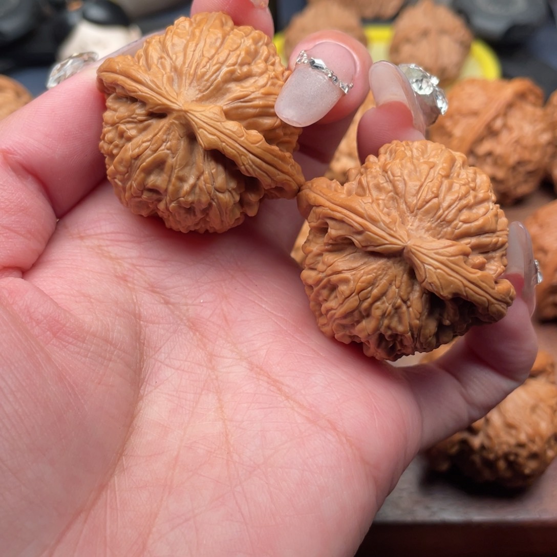 文玩核桃把件红皮闷白41