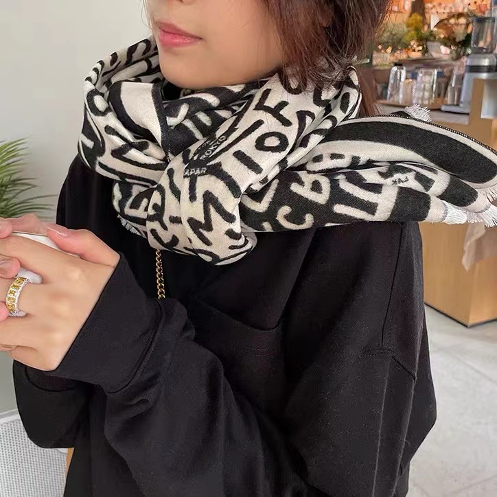 保暖字母流苏围巾