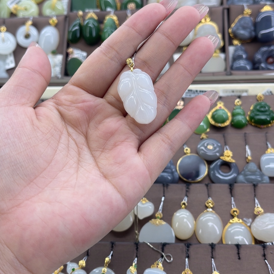 和田玉18K金镶嵌吊坠(赠链)