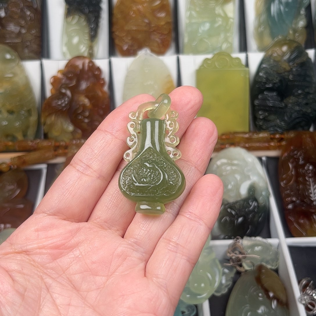 蛇纹石玉颈饰未镶嵌