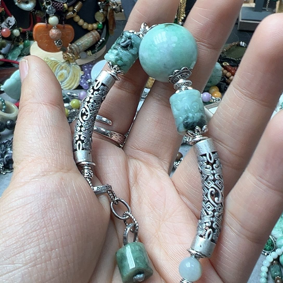 翡翠戒指未镶嵌扭****?