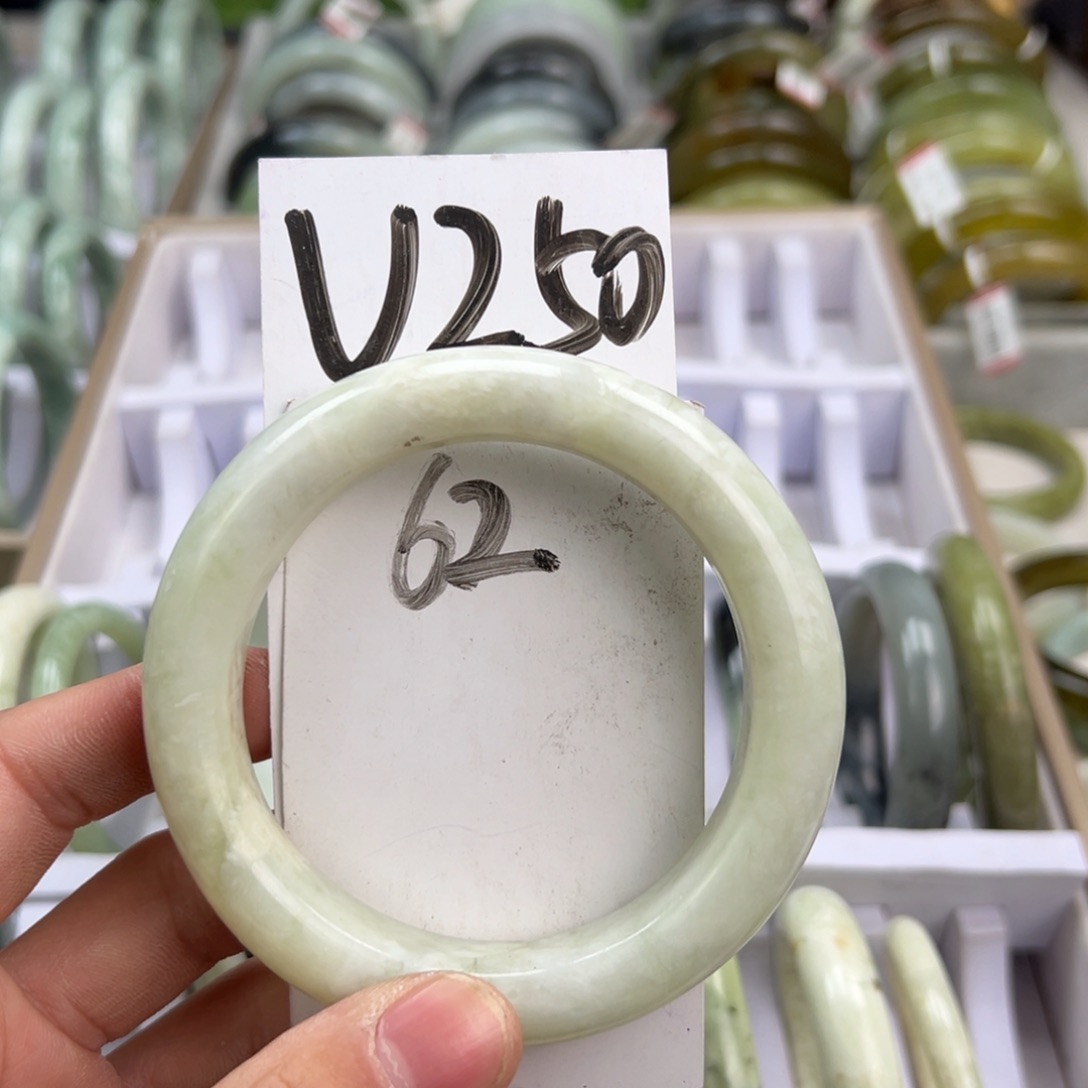 岫玉手镯未镶嵌天然岫玉