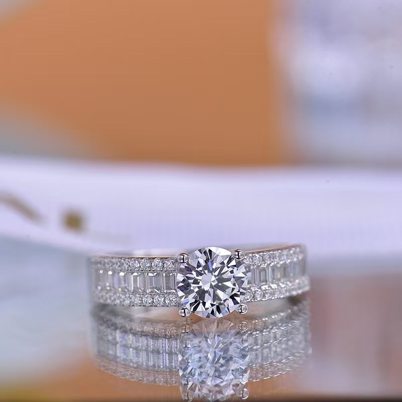 925银莫桑石戒指 【爱的阶梯】1克拉时尚宽托豪镶精致气质日常女戒