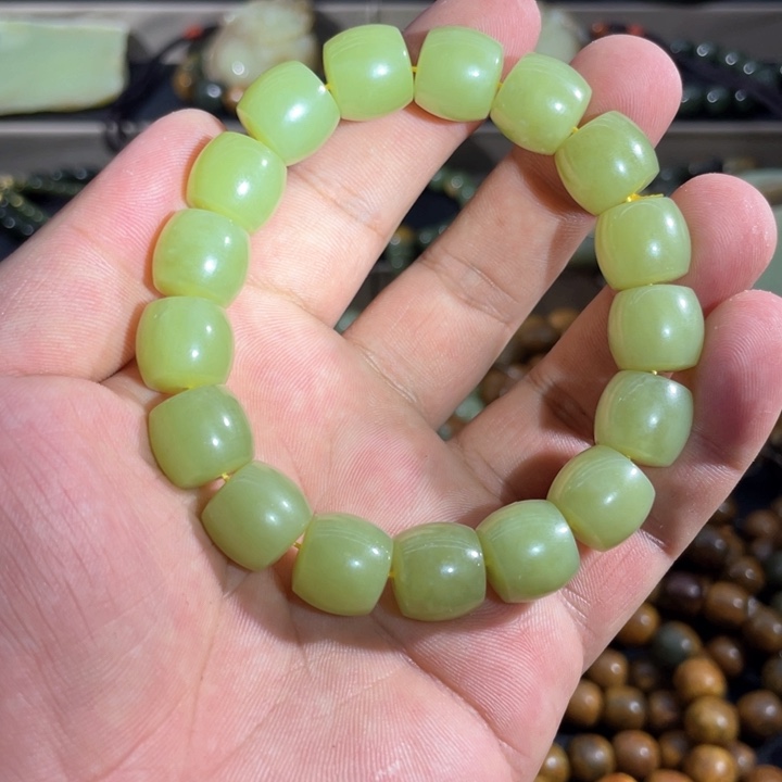 透闪石质玉手串未镶嵌光*