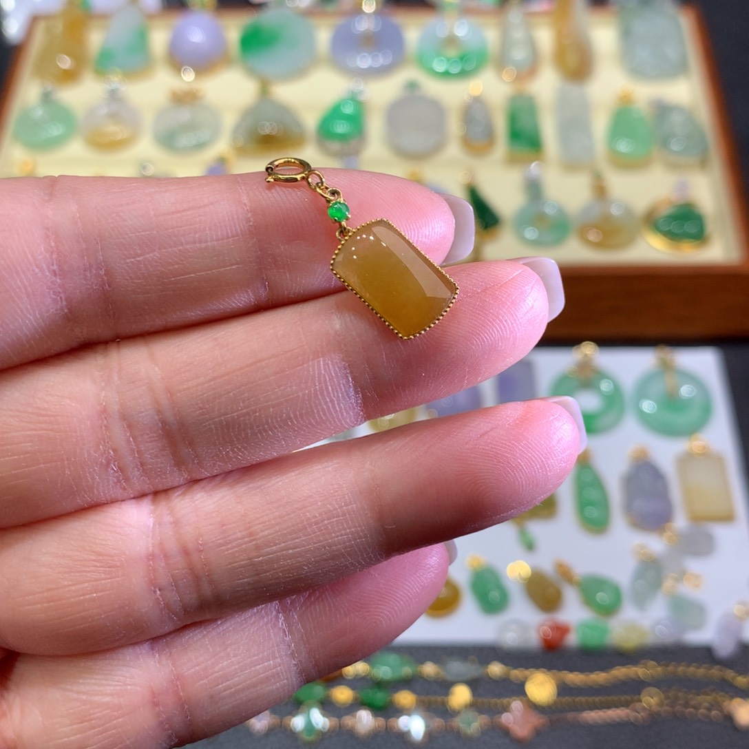 翡翠颈饰18K金镶嵌翡翠吊坠的未镶嵌