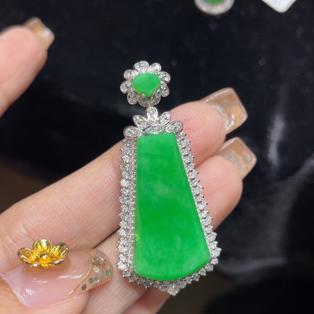 翡翠颈饰18K金镶嵌天然缅甸翡翠