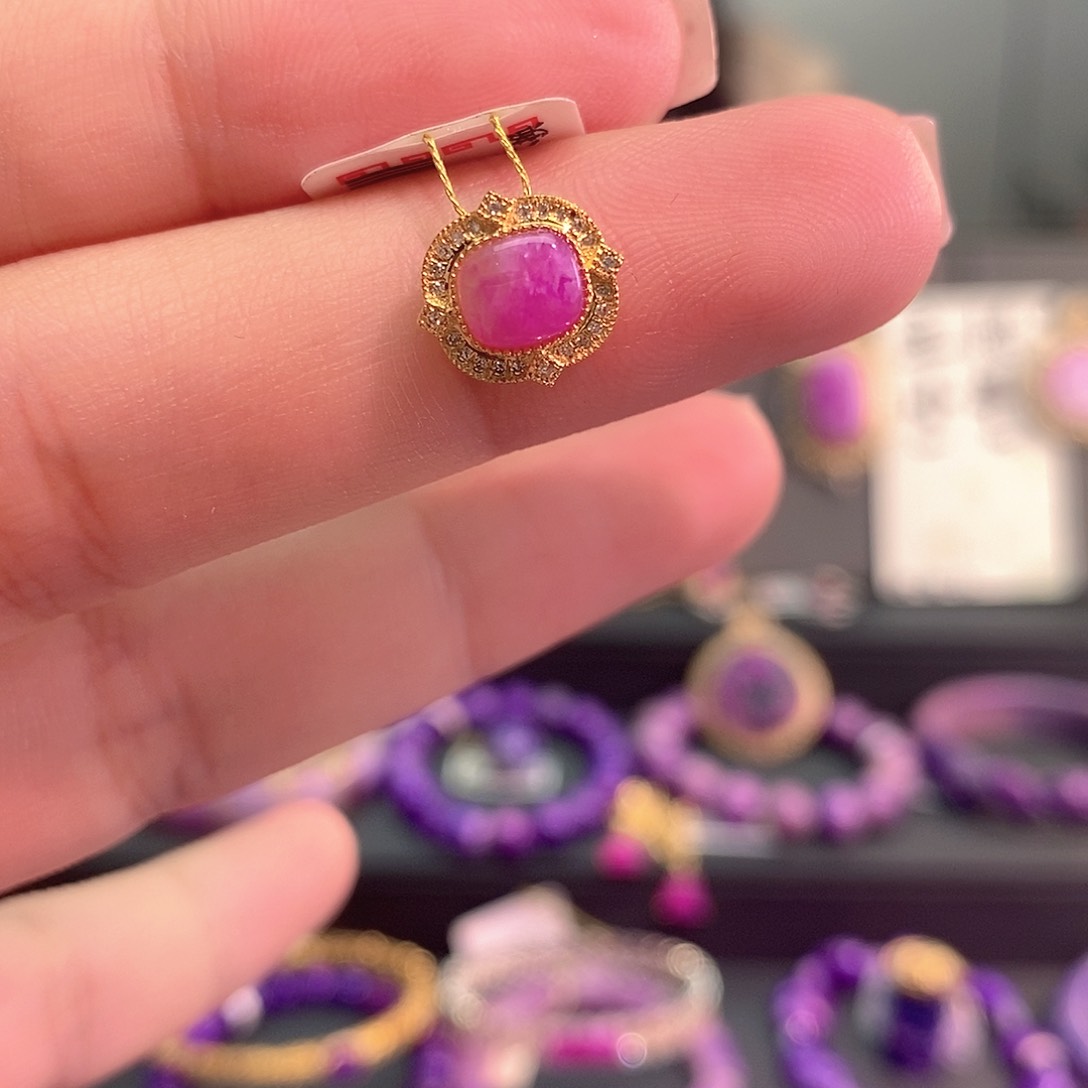 18K金镶嵌苏纪石（舒俱来）樱花潘多拉