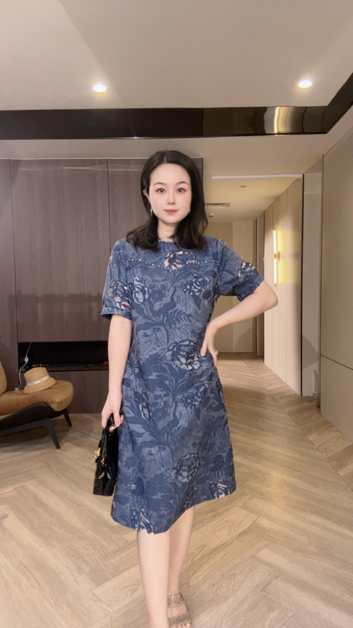 25150蓝色烧花圆领钉珠百搭短款重磅连衣裙m94