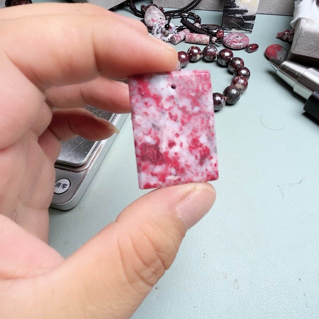 粗砂天然朱砂辰石吊坠