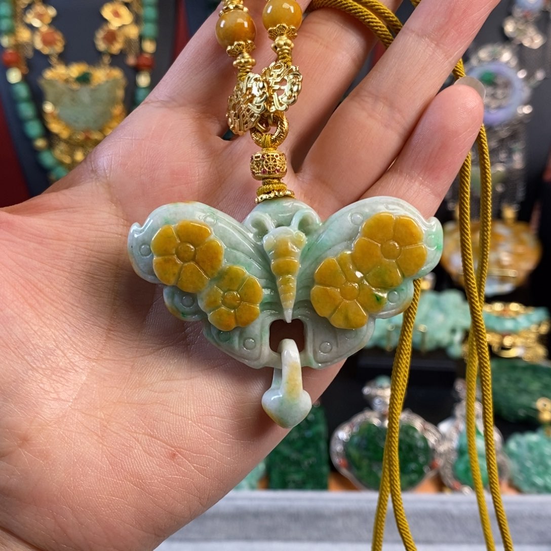翡翠颈饰未镶嵌蝴蝶吊坠 亏清