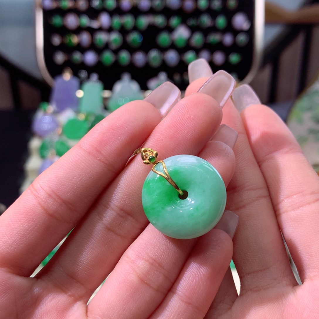 翡翠颈饰18K金镶嵌翡翠