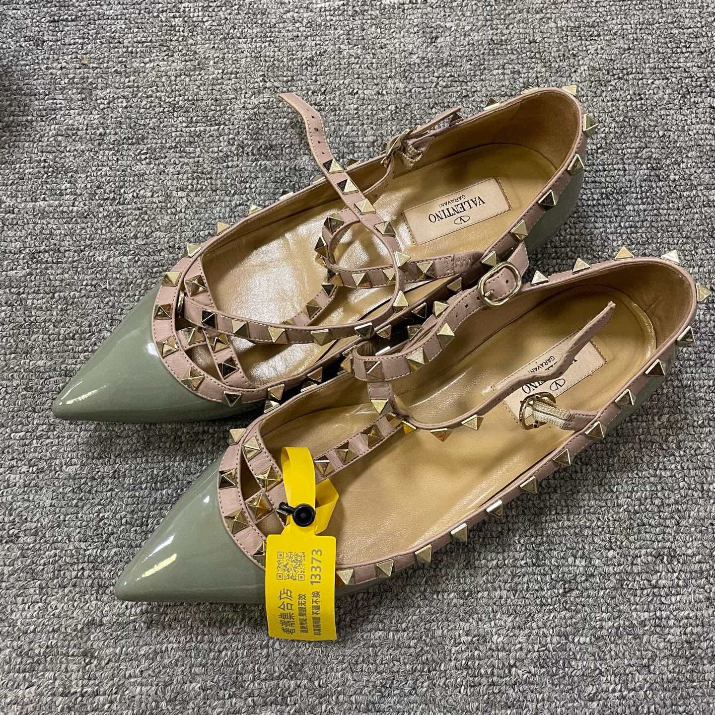 95新 Valentino/华伦天奴 ROCKSTUD尖头搭扣休闲单鞋37.5码/13373