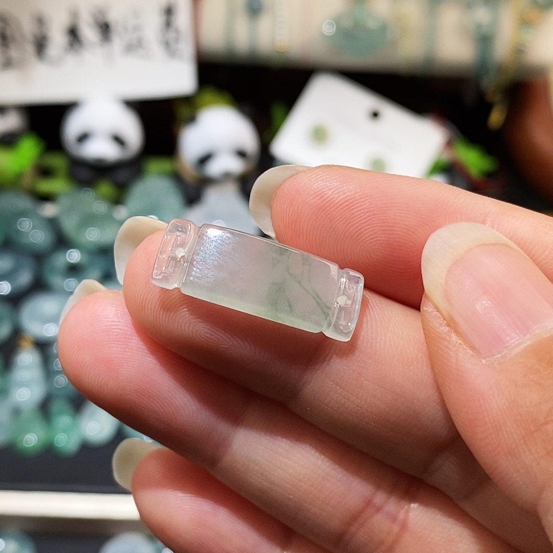 翡翠未镶嵌颈饰飘花手牌
