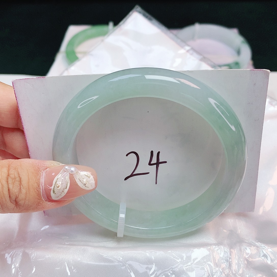 翡翠未镶嵌手镯正圈56.5