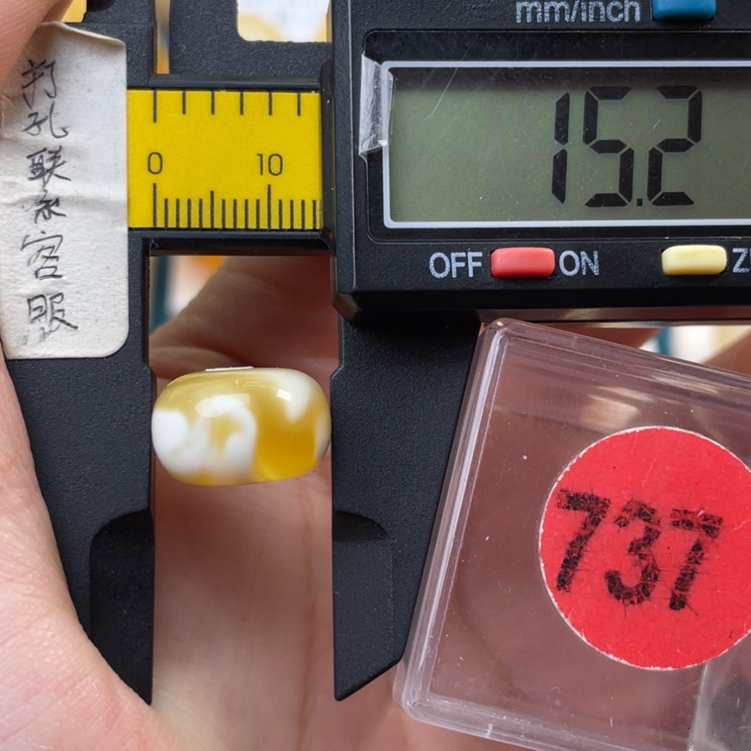 蜜蜡未镶嵌珠宝奇石