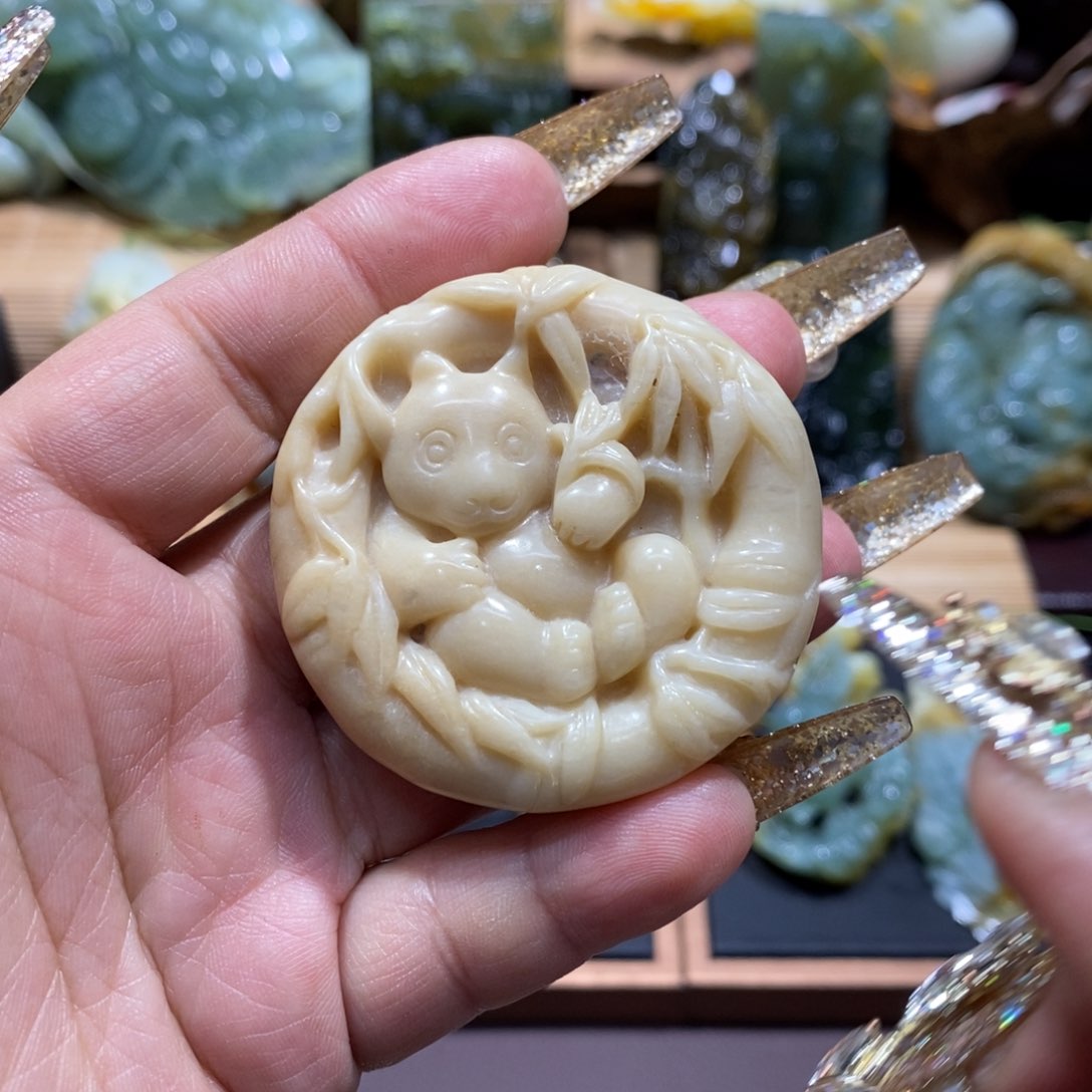 蛇纹石玉颈饰未镶嵌