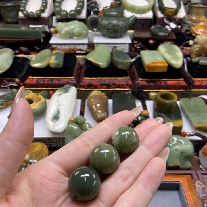 颈饰未镶嵌岫岩河磨玉（透闪石质玉）小***式