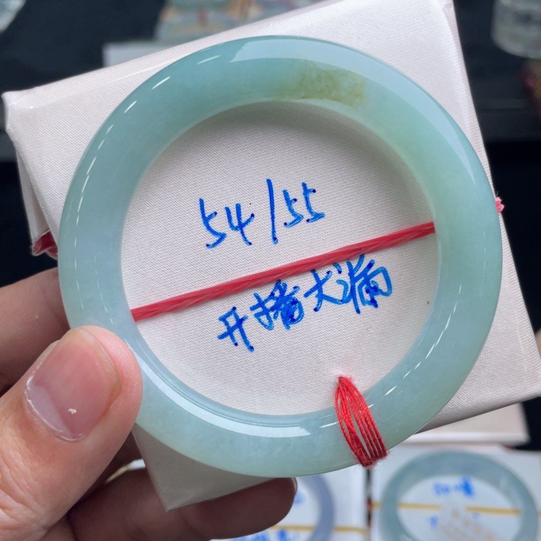翡翠手镯未镶嵌翡翠